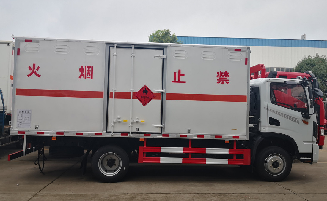 东风T3易燃液体厢式运输车